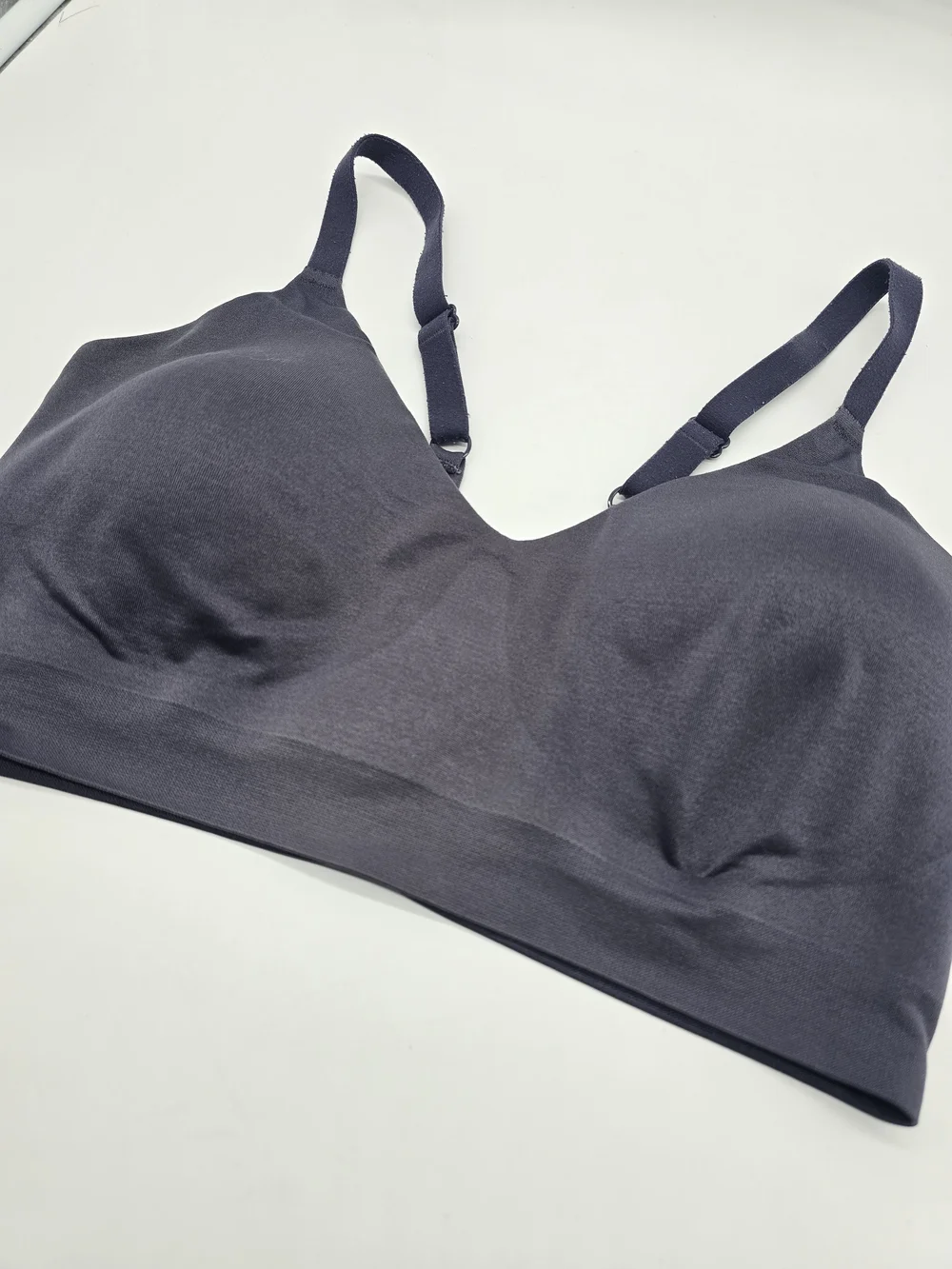 True & Co Soft Form Wireless V-Neck Bralette Size Medium NWOT Smoothing Comfort
